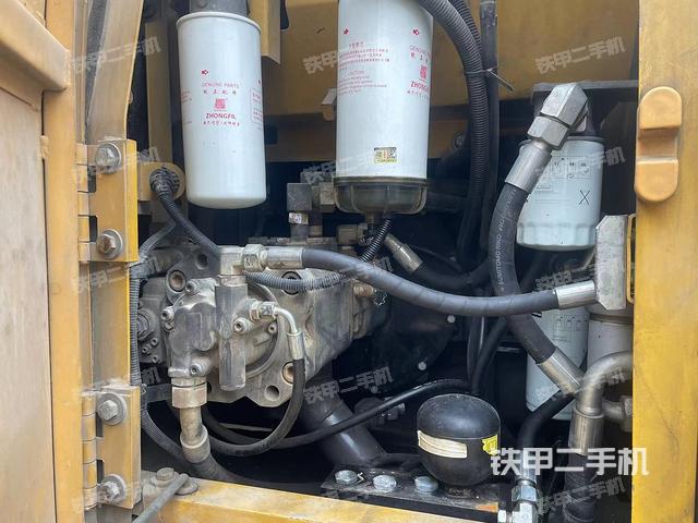 液壓泵艙室正面整體(整機外觀) 液壓泵艙室正面整體(整機外觀)