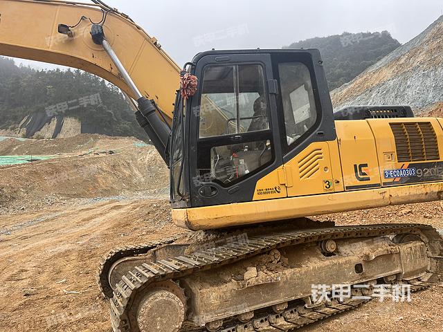 駕駛室整體(整機(jī)外觀) 駕駛室整體(整機(jī)外觀)