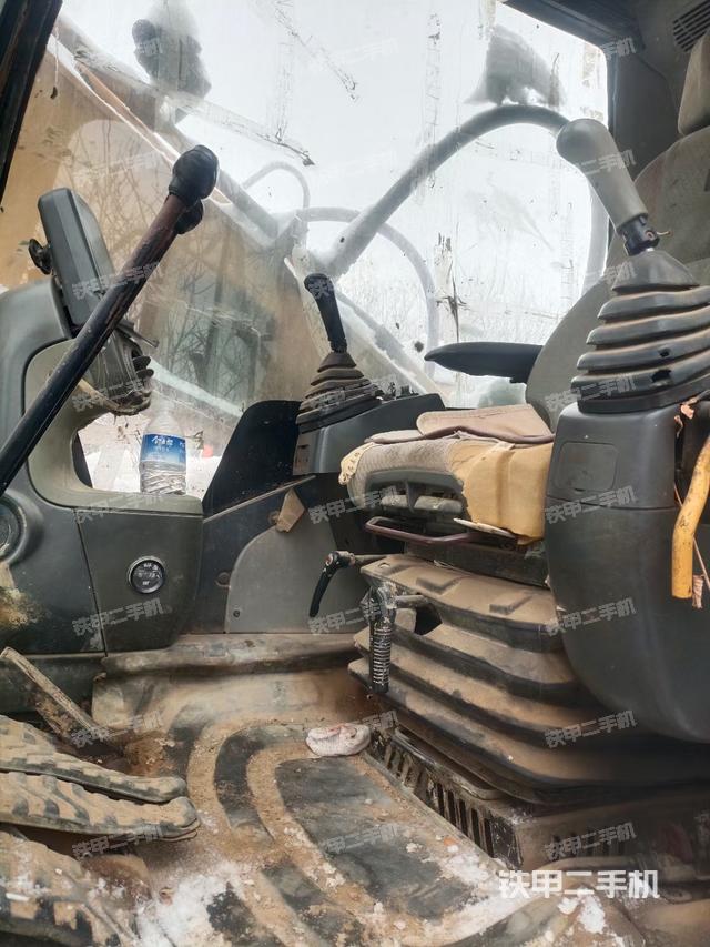 駕駛室整體(整機(jī)外觀) 駕駛室整體(整機(jī)外觀)