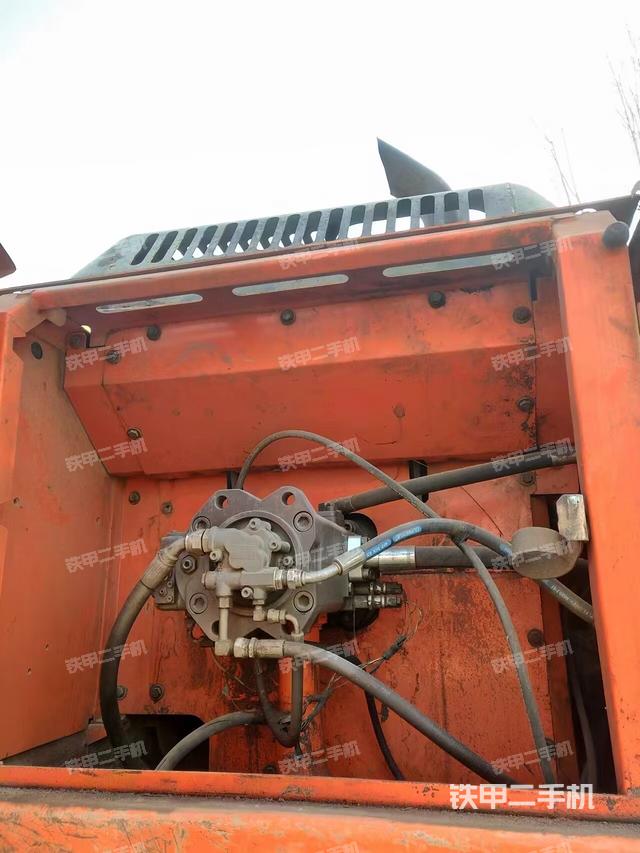 液壓泵艙室正面整體(整機外觀) 液壓泵艙室正面整體(整機外觀)