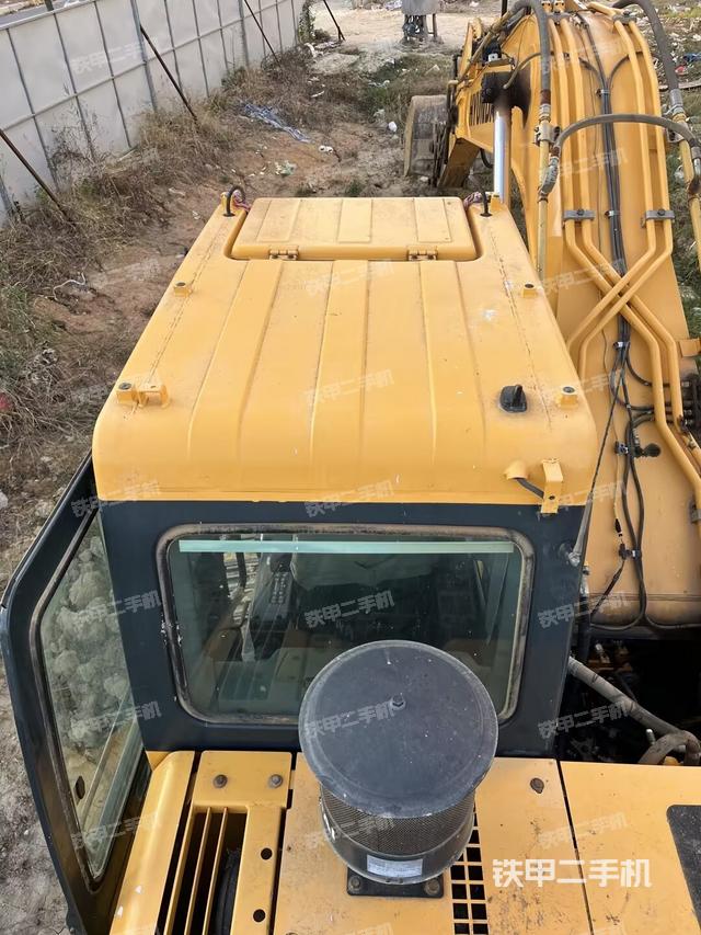 駕駛室頂部(整機(jī)外觀) 駕駛室頂部(整機(jī)外觀)