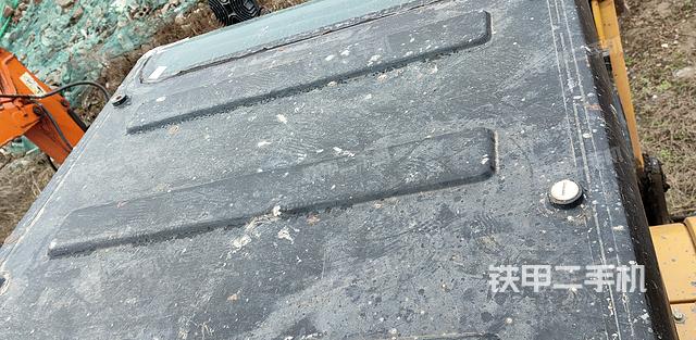 駕駛室頂部(整機(jī)外觀) 駕駛室頂部(整機(jī)外觀)
