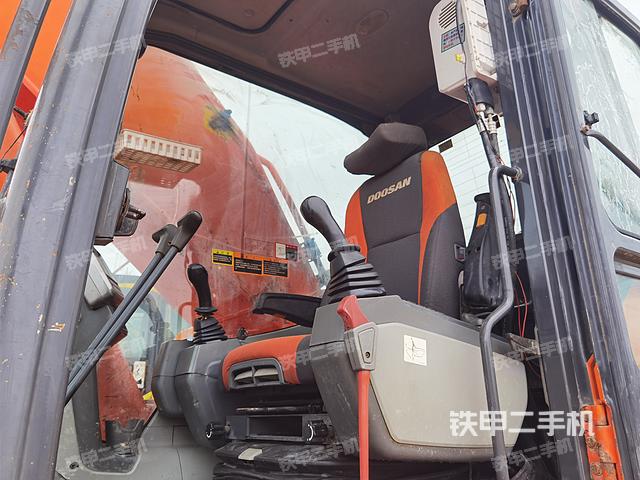 駕駛室整體(整機(jī)外觀) 駕駛室整體(整機(jī)外觀)