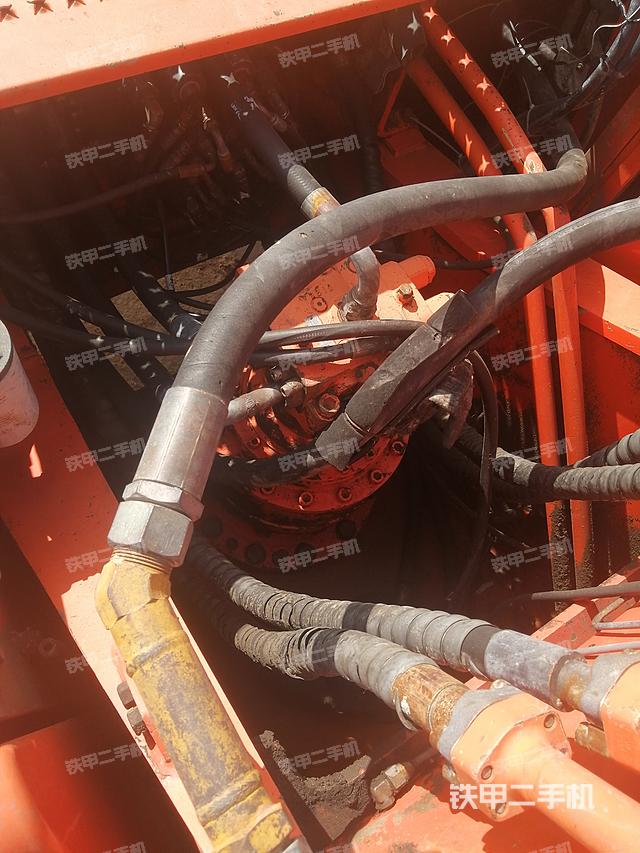 回轉(zhuǎn)馬達(dá)和主控閥（整機(jī)外觀）