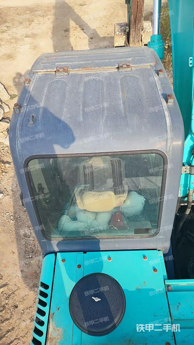 駕駛室頂部(整機(jī)外觀) 駕駛室頂部(整機(jī)外觀)