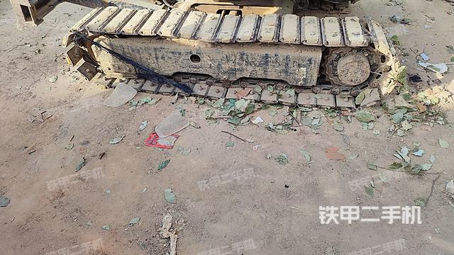 單側(cè)履帶整體(整機(jī)外觀) 單側(cè)履帶整體(整機(jī)外觀)