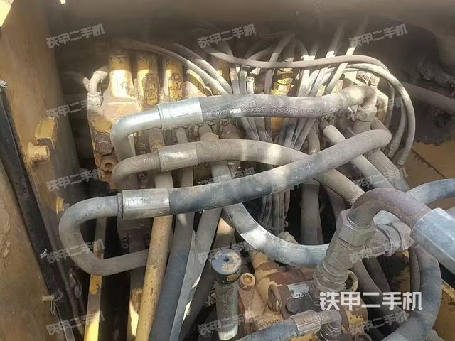 回轉(zhuǎn)馬達(dá)和主控閥(整機(jī)外觀) 回轉(zhuǎn)馬達(dá)和主控閥(整機(jī)外觀)