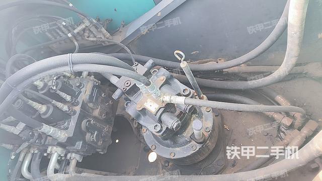 回轉(zhuǎn)馬達(dá)和主控閥(整機(jī)外觀) 回轉(zhuǎn)馬達(dá)和主控閥(整機(jī)外觀)