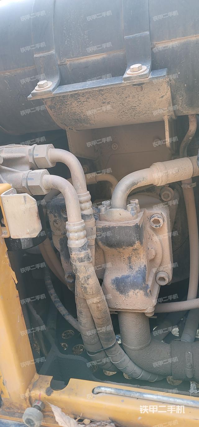 液壓泵艙室正面整體(整機外觀) 液壓泵艙室正面整體(整機外觀)