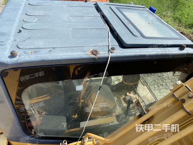駕駛室頂部(整機(jī)外觀) 駕駛室頂部(整機(jī)外觀)
