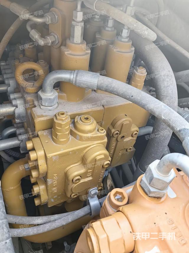 回轉(zhuǎn)馬達和主控閥（整機外觀）