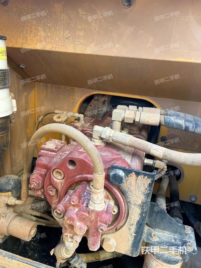 液壓泵艙室正面整體(整機(jī)外觀) 液壓泵艙室正面整體(整機(jī)外觀)