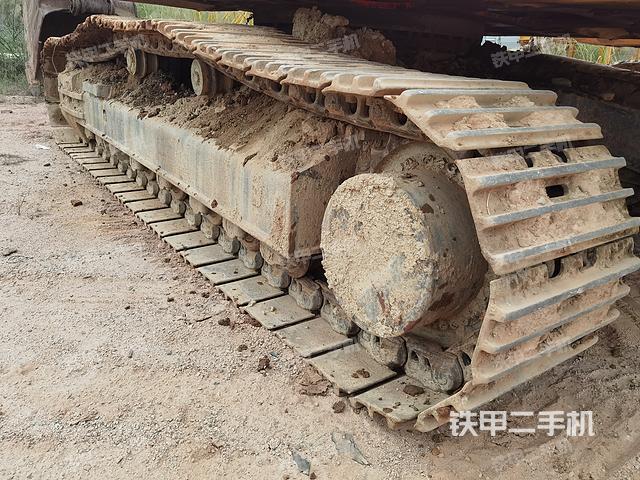 單側(cè)履帶整體(整機(jī)外觀) 單側(cè)履帶整體(整機(jī)外觀)
