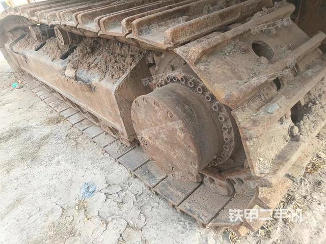 單側(cè)履帶整體(整機(jī)外觀) 單側(cè)履帶整體(整機(jī)外觀)