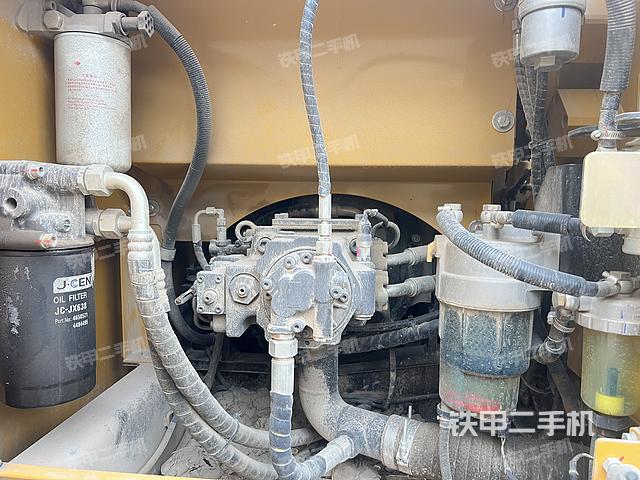 液壓泵艙室正面整體(整機外觀) 液壓泵艙室正面整體(整機外觀)