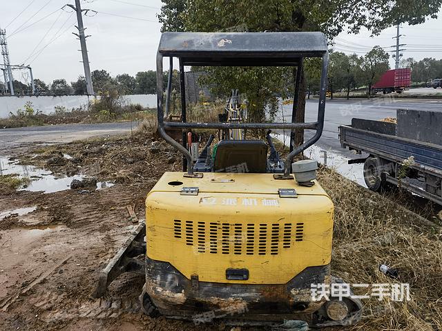 駕駛室頂部(整機(jī)外觀) 駕駛室頂部(整機(jī)外觀)