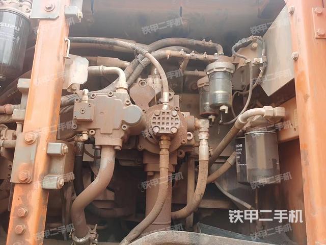 液壓泵艙室正面整體(整機外觀) 液壓泵艙室正面整體(整機外觀)
