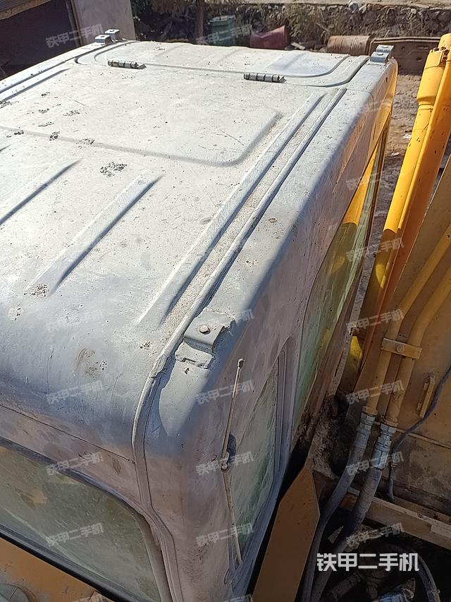 駕駛室頂部(整機(jī)外觀) 駕駛室頂部(整機(jī)外觀)