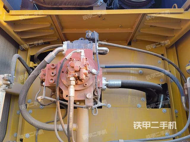 液壓泵艙室正面整體(整機外觀) 液壓泵艙室正面整體(整機外觀)