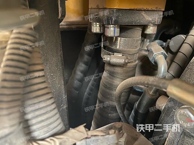 回轉(zhuǎn)馬達(dá)和主控閥(整機外觀) 回轉(zhuǎn)馬達(dá)和主控閥(整機外觀)