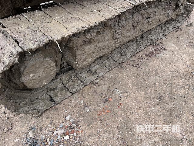 單側(cè)履帶整體(整機(jī)外觀) 單側(cè)履帶整體(整機(jī)外觀)