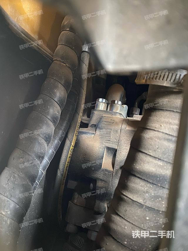 液壓泵艙室正面整體(整機外觀) 液壓泵艙室正面整體(整機外觀)