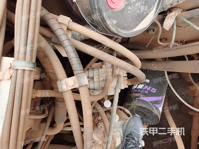 回轉(zhuǎn)馬達和主控閥(整機外觀) 回轉(zhuǎn)馬達和主控閥(整機外觀)