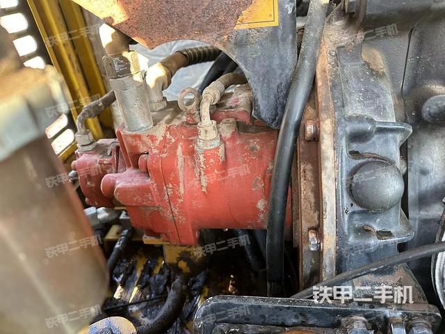 液壓泵艙室正面整體(整機外觀) 液壓泵艙室正面整體(整機外觀)