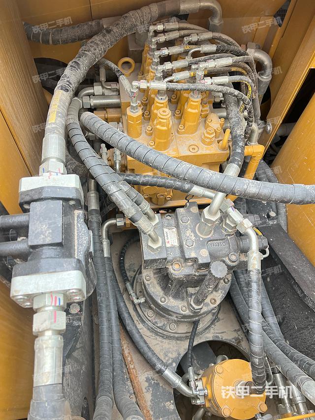 回轉(zhuǎn)馬達和主控閥(整機外觀) 回轉(zhuǎn)馬達和主控閥(整機外觀)