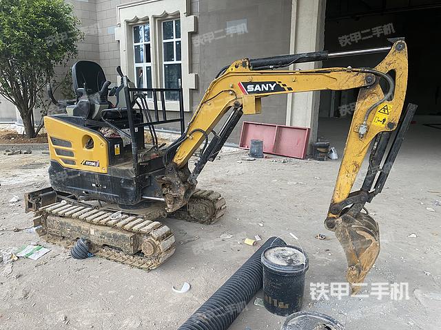 駕駛室頂部(整機外觀) 駕駛室頂部(整機外觀)