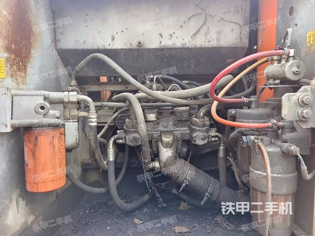 液壓泵艙室正面整體(整機外觀) 液壓泵艙室正面整體(整機外觀)
