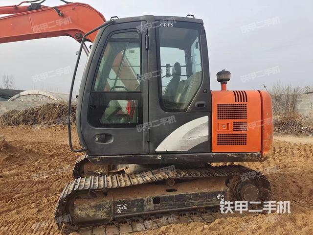 駕駛室頂部(整機(jī)外觀) 駕駛室頂部(整機(jī)外觀)