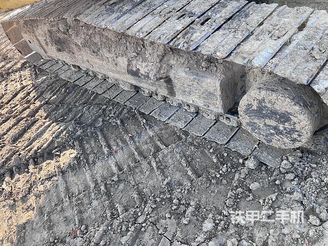 單側(cè)履帶整體(整機(jī)外觀) 單側(cè)履帶整體(整機(jī)外觀)