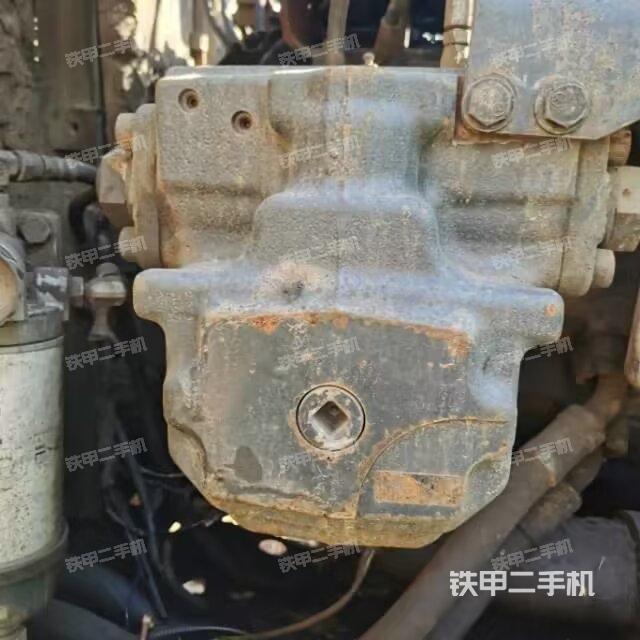 液壓泵艙室正面整體(整機(jī)外觀) 液壓泵艙室正面整體(整機(jī)外觀)