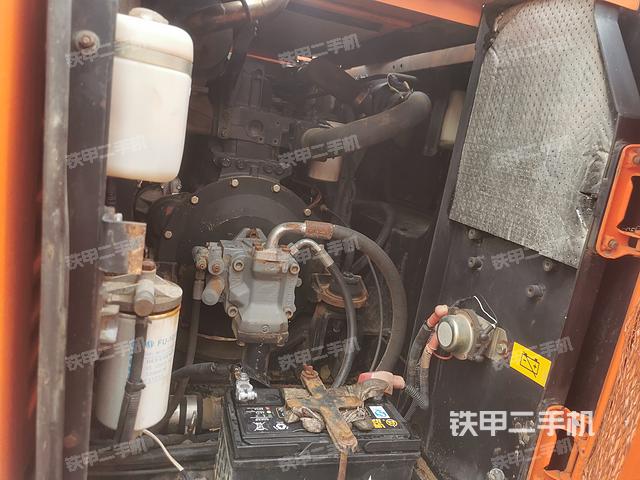 液壓泵艙室正面整體(整機(jī)外觀) 液壓泵艙室正面整體(整機(jī)外觀)