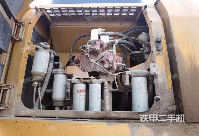 液壓泵艙室正面整體(整機外觀) 液壓泵艙室正面整體(整機外觀)