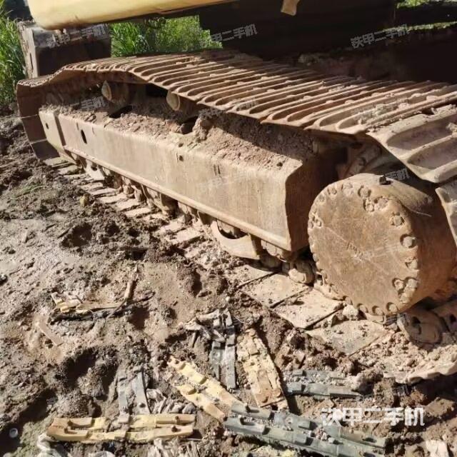 單側(cè)履帶整體(整機(jī)外觀) 單側(cè)履帶整體(整機(jī)外觀)