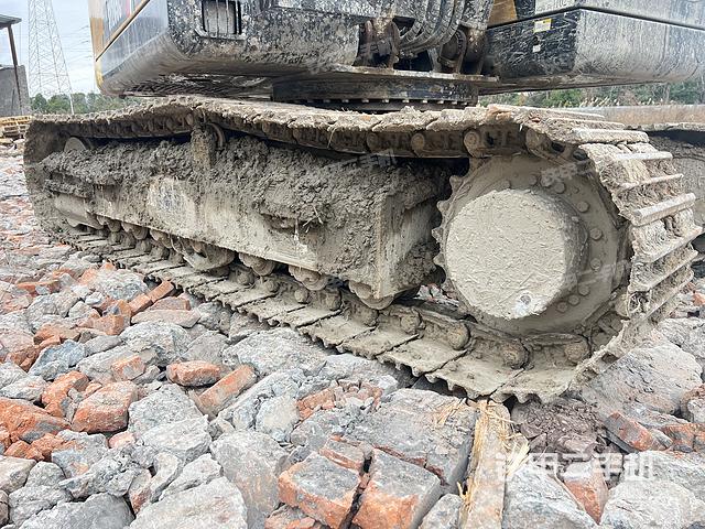 單側(cè)履帶整體(整機外觀) 單側(cè)履帶整體(整機外觀)