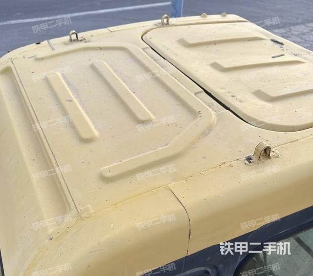 駕駛室頂部(整機(jī)外觀) 駕駛室頂部(整機(jī)外觀)