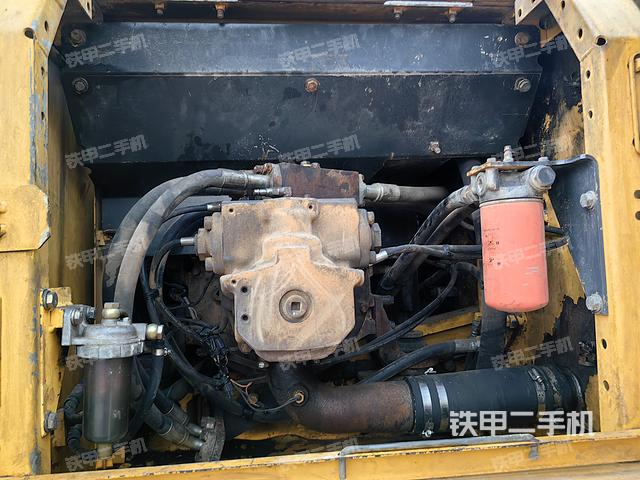 液壓泵艙室正面整體(整機外觀) 液壓泵艙室正面整體(整機外觀)