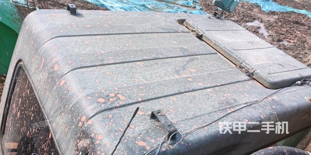 駕駛室頂部(整機(jī)外觀) 駕駛室頂部(整機(jī)外觀)
