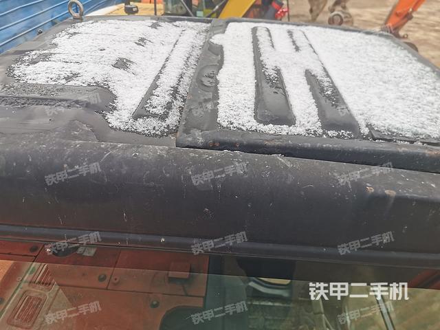 駕駛室頂部(整機(jī)外觀) 駕駛室頂部(整機(jī)外觀)