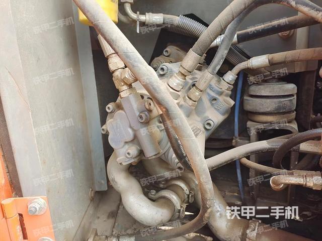 液壓泵艙室正面整體(整機(jī)外觀) 液壓泵艙室正面整體(整機(jī)外觀)