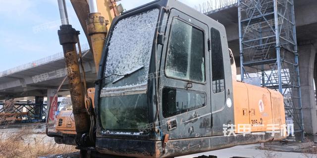 駕駛室整體(整機(jī)外觀) 駕駛室整體(整機(jī)外觀)