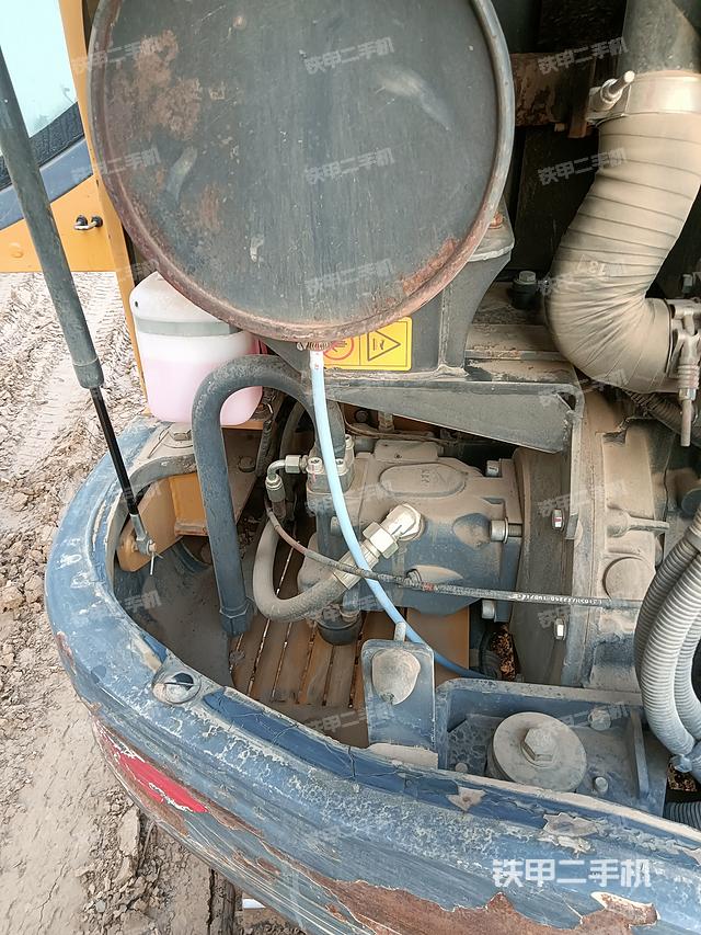 液壓泵艙室正面整體(整機(jī)外觀) 液壓泵艙室正面整體(整機(jī)外觀)