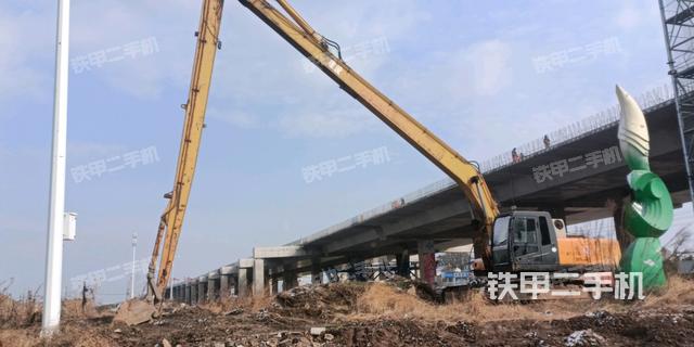 現(xiàn)代R265LC-7挖掘機(jī)