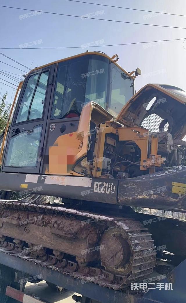 駕駛室整體(整機(jī)外觀) 駕駛室整體(整機(jī)外觀)