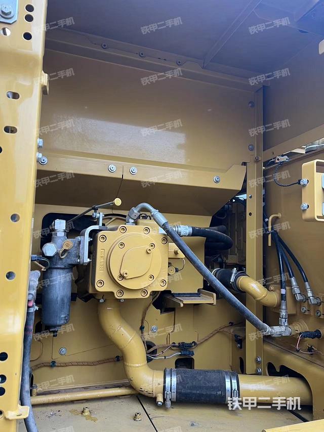 液壓泵艙室正面整體(整機(jī)外觀) 液壓泵艙室正面整體(整機(jī)外觀)