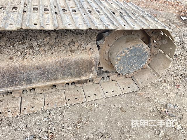 單側(cè)履帶整體(整機(jī)外觀) 單側(cè)履帶整體(整機(jī)外觀)