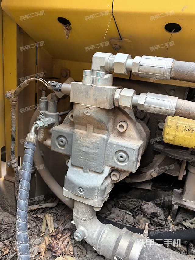 液壓泵艙室正面整體(整機(jī)外觀) 液壓泵艙室正面整體(整機(jī)外觀)
